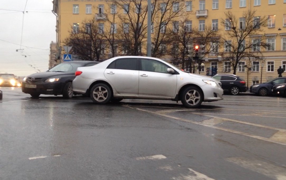 Аварийные машины частично перекрыли набережную реки Фонтанки ДТП на набережной Фонтанки / Московский проспект