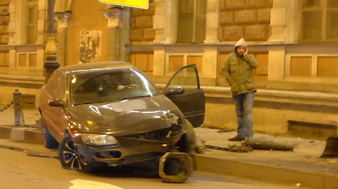 Opel Omega влетел в стену дома на съезде с Литейного моста ДТП на съезде с Литейного моста