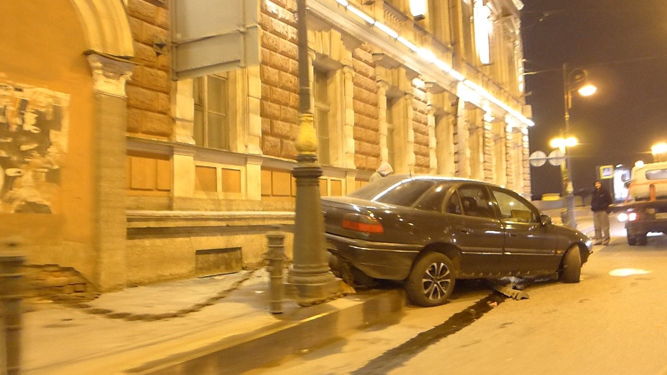 Opel Omega влетел в стену дома на съезде с Литейного моста ДТП на съезде с Литейного моста