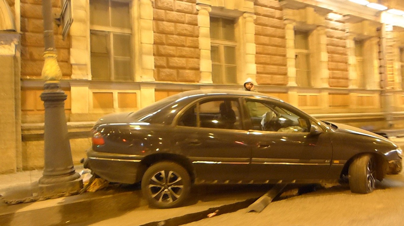 Opel Omega влетел в стену дома на съезде с Литейного моста ДТП на съезде с Литейного моста