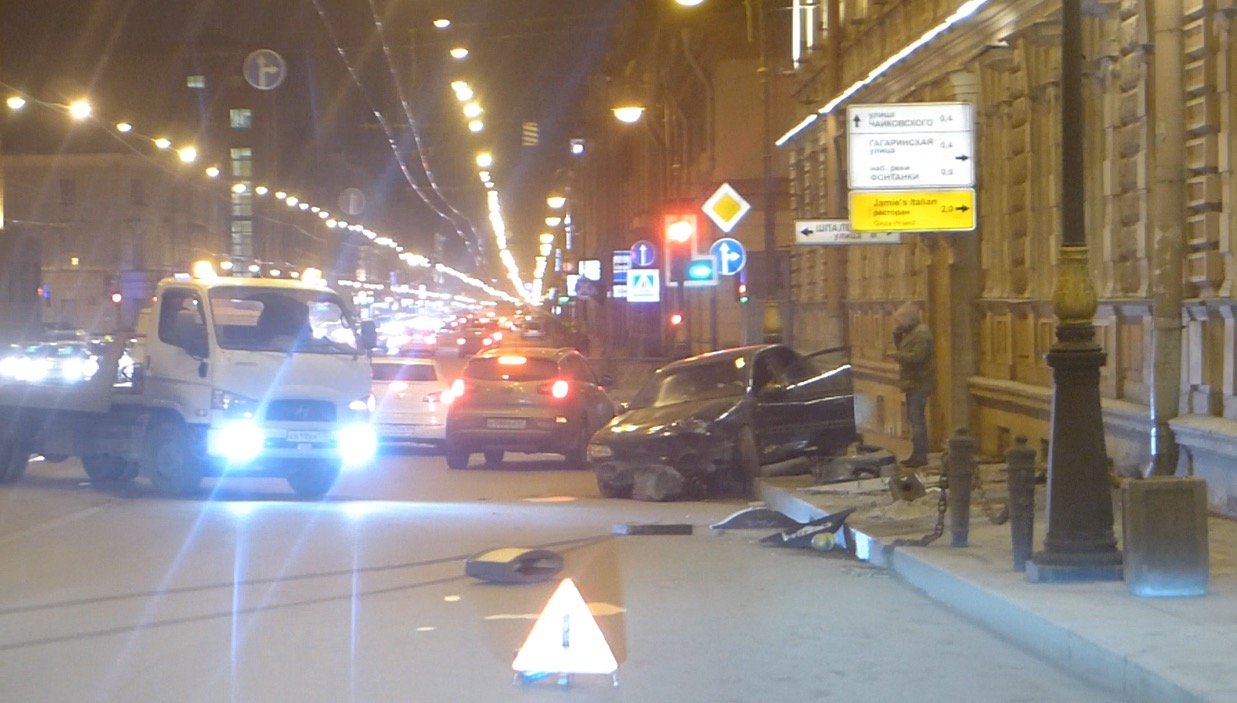 Opel Omega влетел в стену дома на съезде с Литейного моста ДТП на съезде с Литейного моста