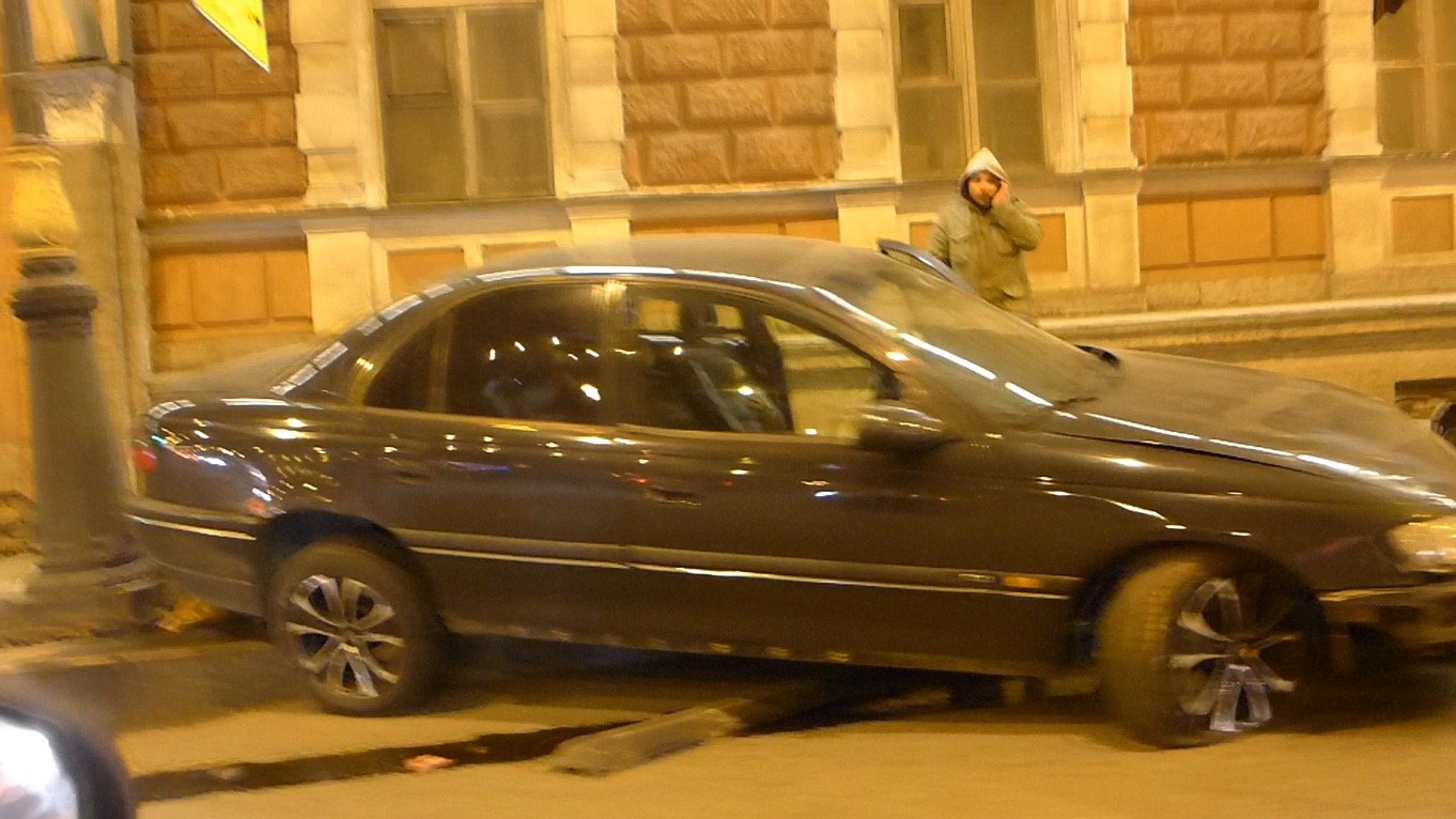 Opel Omega влетел в стену дома на съезде с Литейного моста ДТП на съезде с Литейного моста