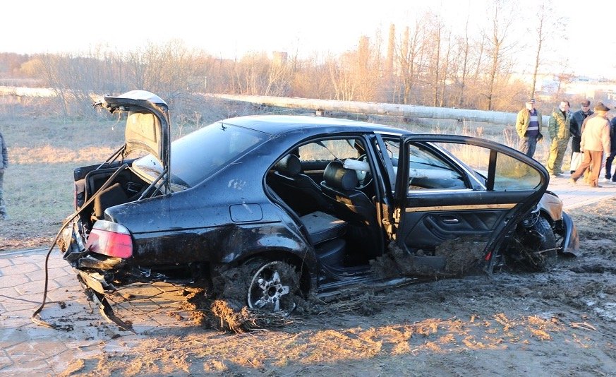 BMW упал в реку Россь