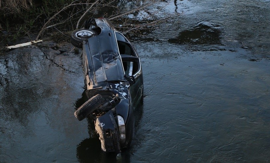 BMW упал в реку Россь