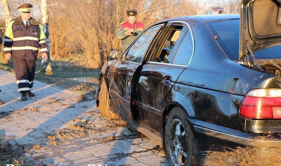 BMW упал в реку Россь