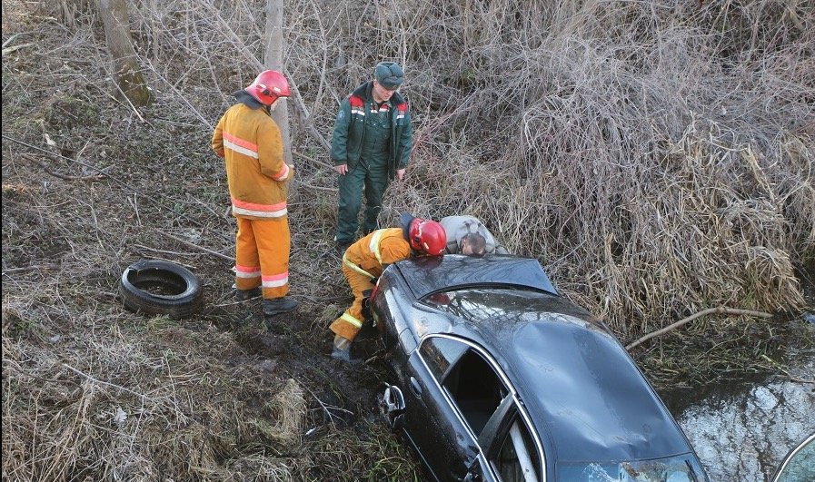 BMW упал в реку Россь