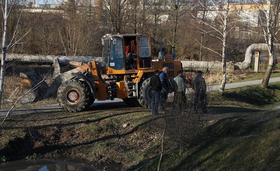BMW упал в реку Россь