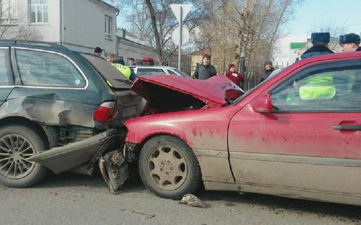 v-omske-stolknulis-5-avtomobiley-po-vine-netrezvogo-voditelya_1.jpeg