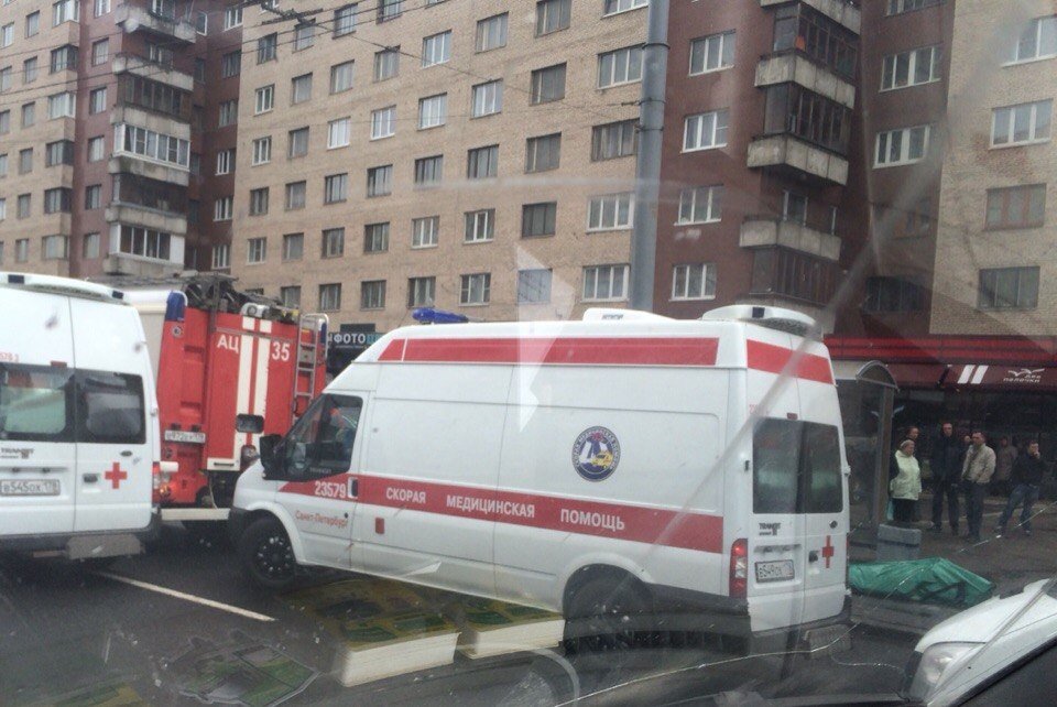 В Петербурге микроавтобус врезался в остановку, есть погибшие ДТП на пр. Ветеранов