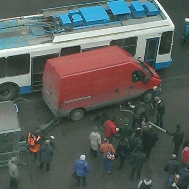 В Петербурге микроавтобус врезался в остановку, есть погибшие ДТП на пр. Ветеранов