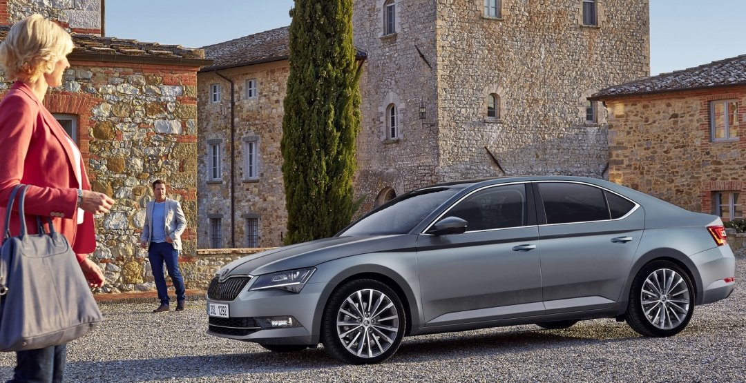 Skoda Superb 2015 10.jpg