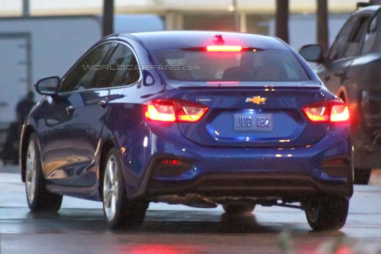 Chevrolet Cruze spy photo 1.jpg