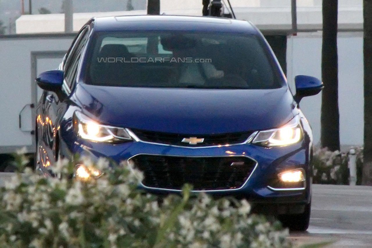 Chevrolet Cruze spy photo 3.jpg