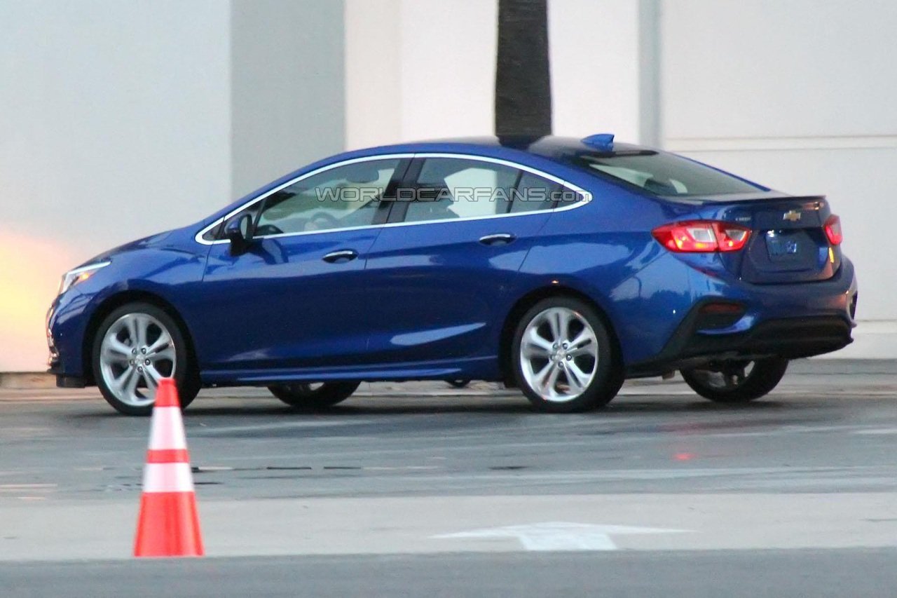 Chevrolet Cruze spy photo 4.jpg
