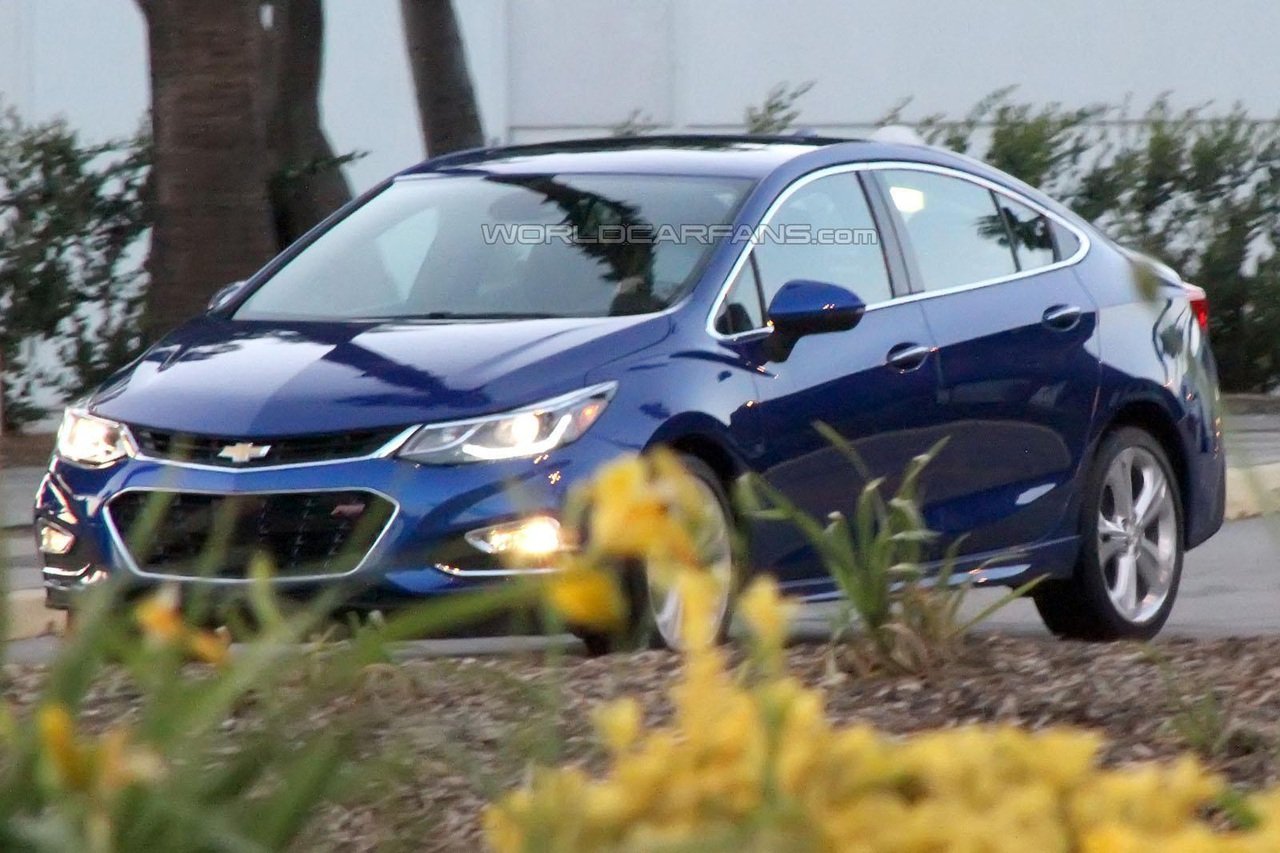 Chevrolet Cruze spy photo 2.jpg