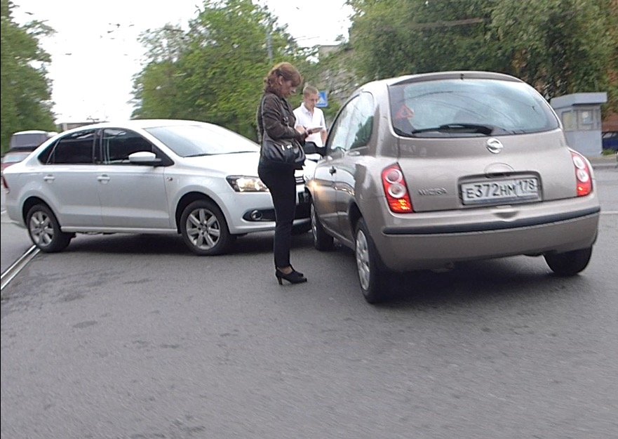 Молодой человек на VW Polo врезался в Nissan Micra на Лесном проспекте ДТП на Лесном проспекте