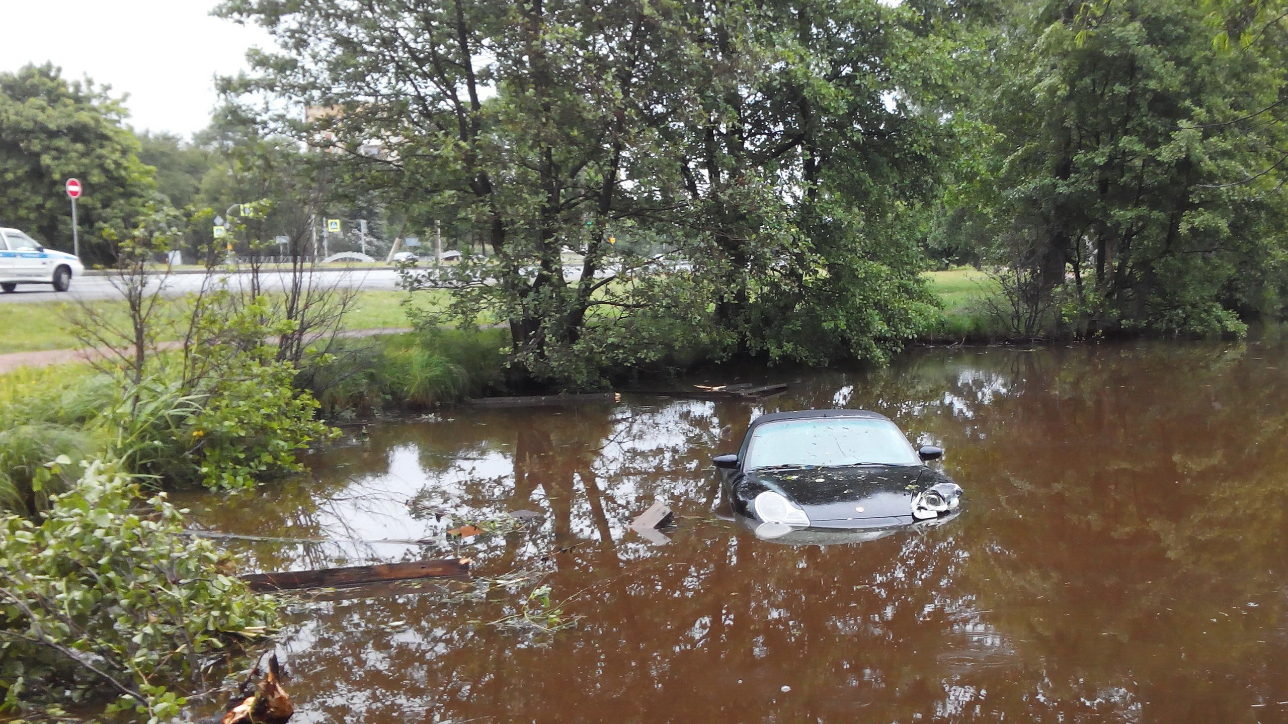 Porsche Carrera улетел в пруд на Приморском шоссе
