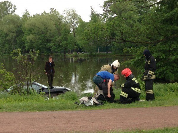 Porsche Carrera улетел в пруд на Приморском шоссе