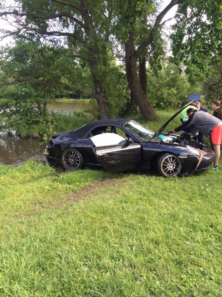 Porsche Carrera улетел в пруд на Приморском шоссе