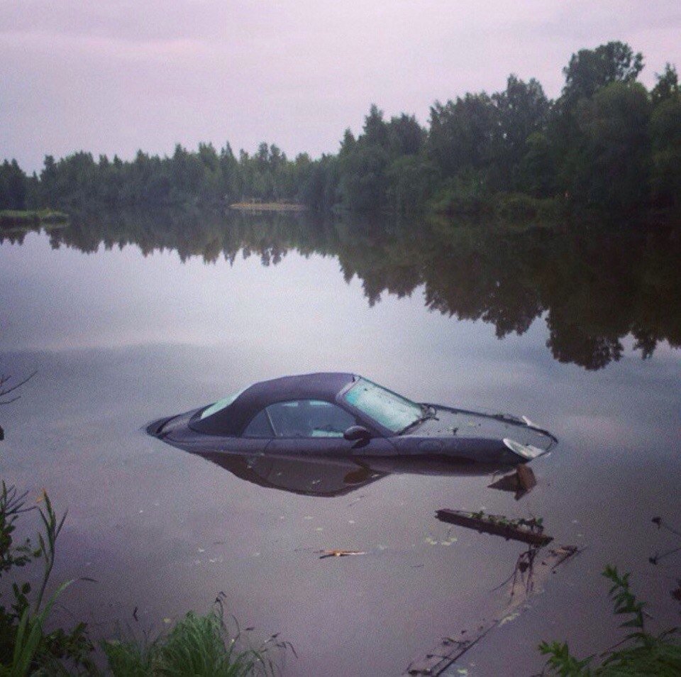 Porsche Carrera улетел в пруд на Приморском шоссе