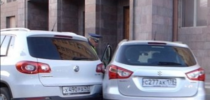 Два кроссовера навалились друг на друга при попытке одного из них развернуться 