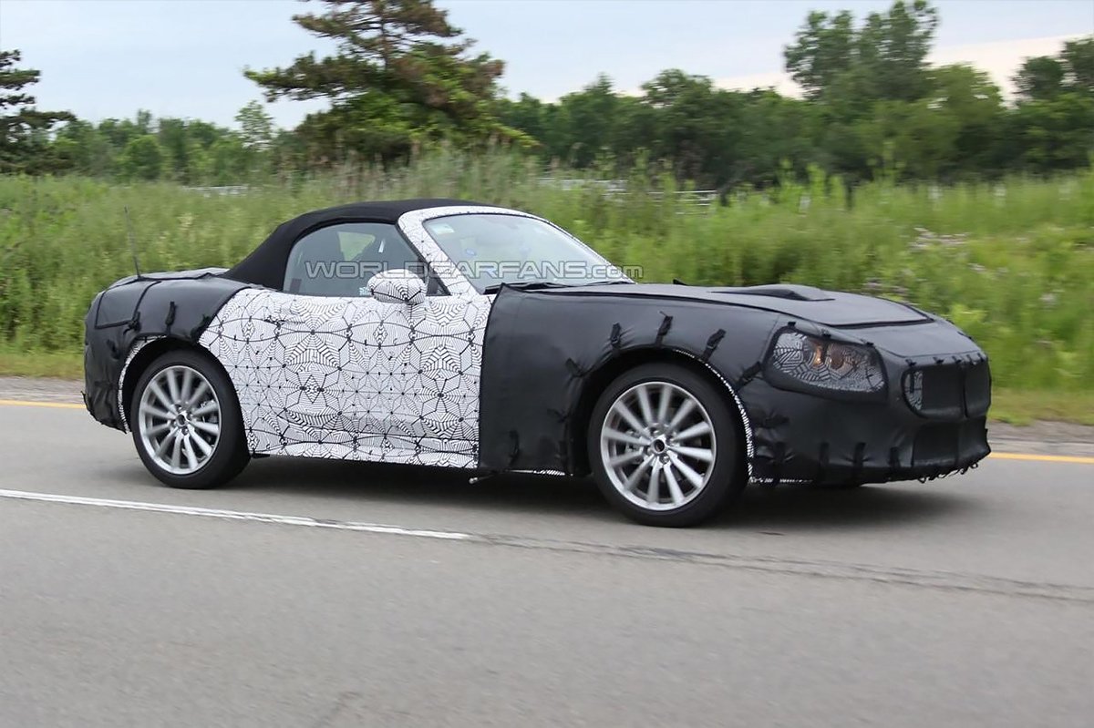 Fiat 124 Spider spy photo 2.jpg
