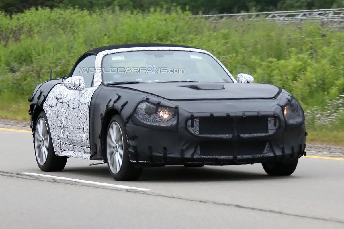 Fiat 124 Spider spy photo 1.jpg