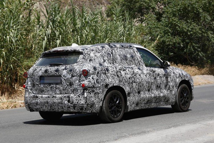 В Европе засняли семиместный гибрид BMW X1 на дорожных тестах семиместный гибрид BMW X1 2.jpg
