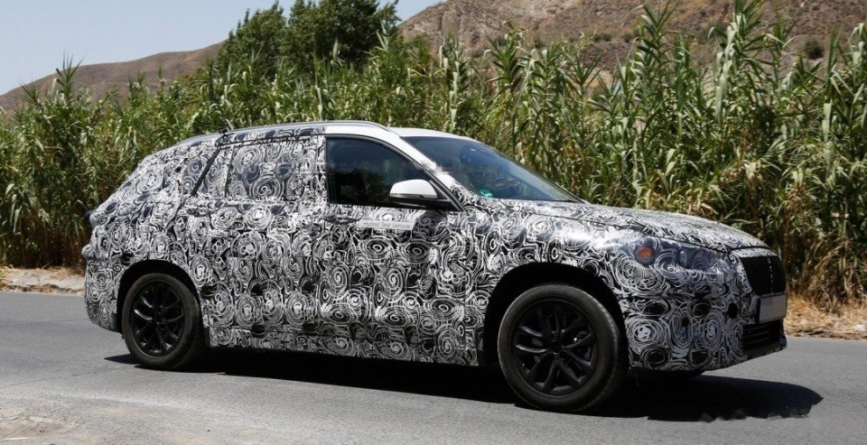 В Европе засняли семиместный гибрид BMW X1 на дорожных тестах семиместный гибрид BMW X1 3.jpg