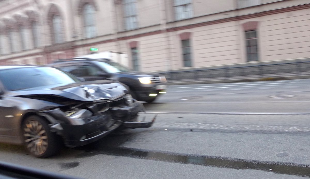 BMW 5 Series попал в ДТП на Литейном проспекте