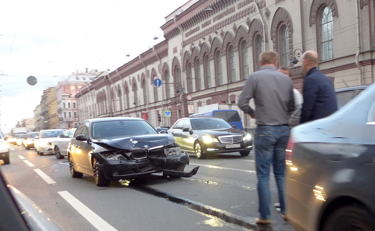 BMW 5 Series попал в ДТП на Литейном проспекте