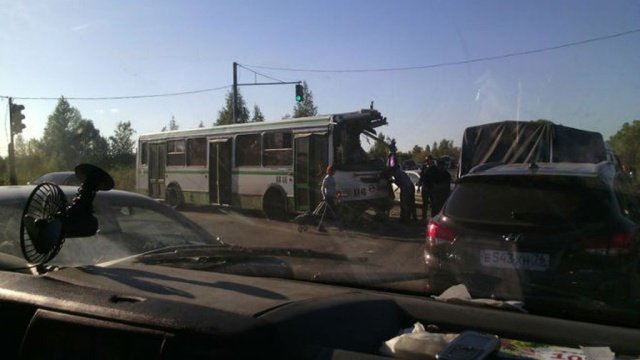 дтп под ярославлем грузовик и автобус 1.jpg