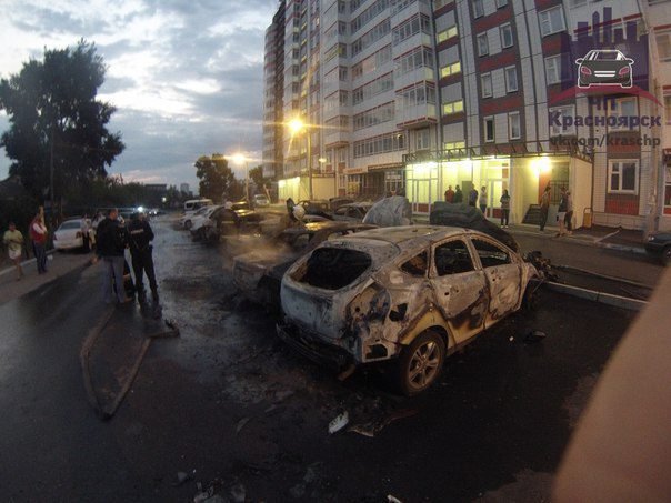В Красноярске на парковке сгорели 7 автомобилей 6,jpg