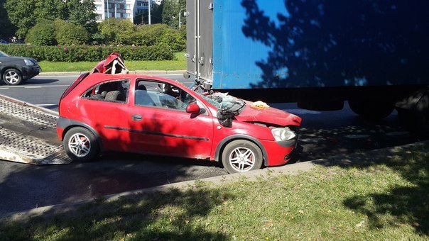 Водитель автомобиля Opel погиб, въехав в  фуру на проспекте Ветеранов.jpg