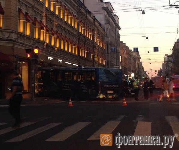 В Санкт-Петербурге автобус влетел в витрину магазина 5.jpg