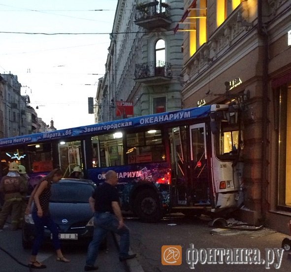 В Санкт-Петербурге автобус влетел в витрину магазина 6.jpg