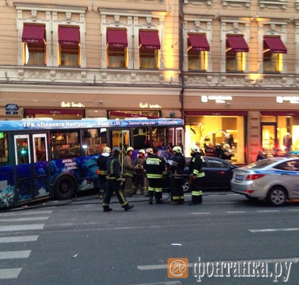 В Санкт-Петербурге автобус влетел в витрину магазина 1.jpg