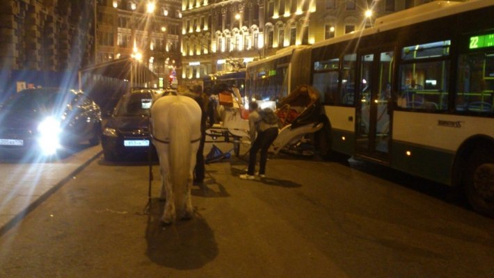 В Санкт-Петербурге автобус врезался в карету 1.jpg