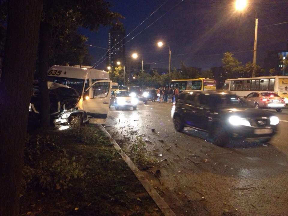 ДТП на Ветеранов с участием маршрутки в Петербурге 4.jpg