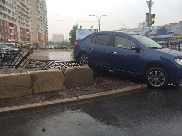 В Петербурге автомобиль влетел в подземный переход 4.jpg