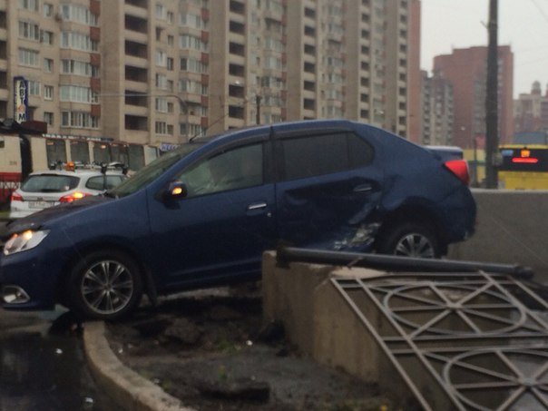 В Петербурге автомобиль влетел в подземный переход 3.jpg