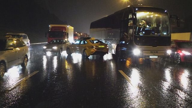 На МКАД столкнулись пять легковых машин и автобус.jpg