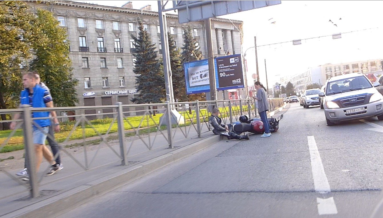Мотоциклист попал в ДТП на Кантемировской площади ДТП с мотоциклистом на Кантемировской площади