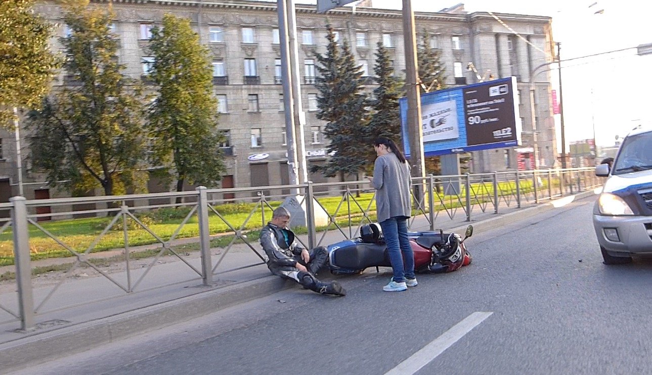 Мотоциклист попал в ДТП на Кантемировской площади ДТП с мотоциклистом на Кантемировской площади