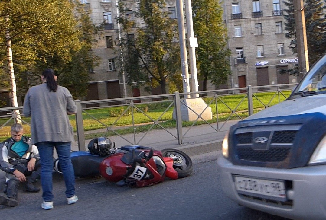 Мотоциклист попал в ДТП на Кантемировской площади ДТП с мотоциклистом на Кантемировской площади
