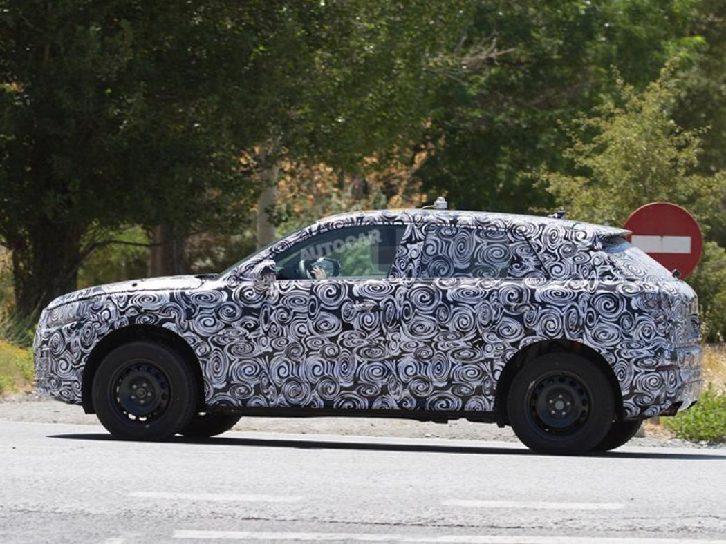 Компактный кроссовер Audi Q1 снова замечен на тестах Audi Q1 test 3.jpg