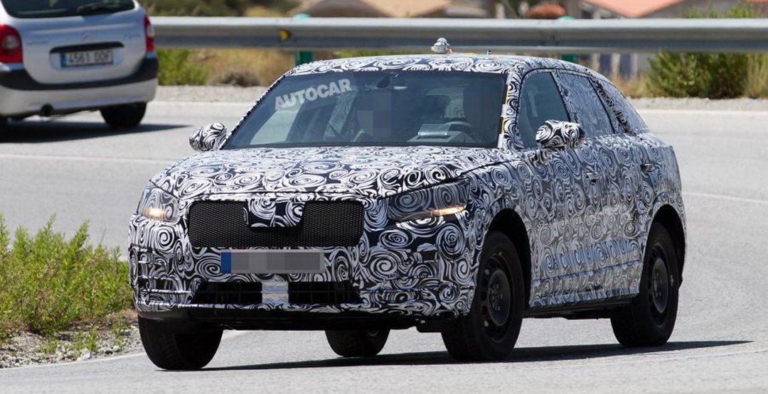 Компактный кроссовер Audi Q1 снова замечен на тестах Audi Q1 test 1.jpg