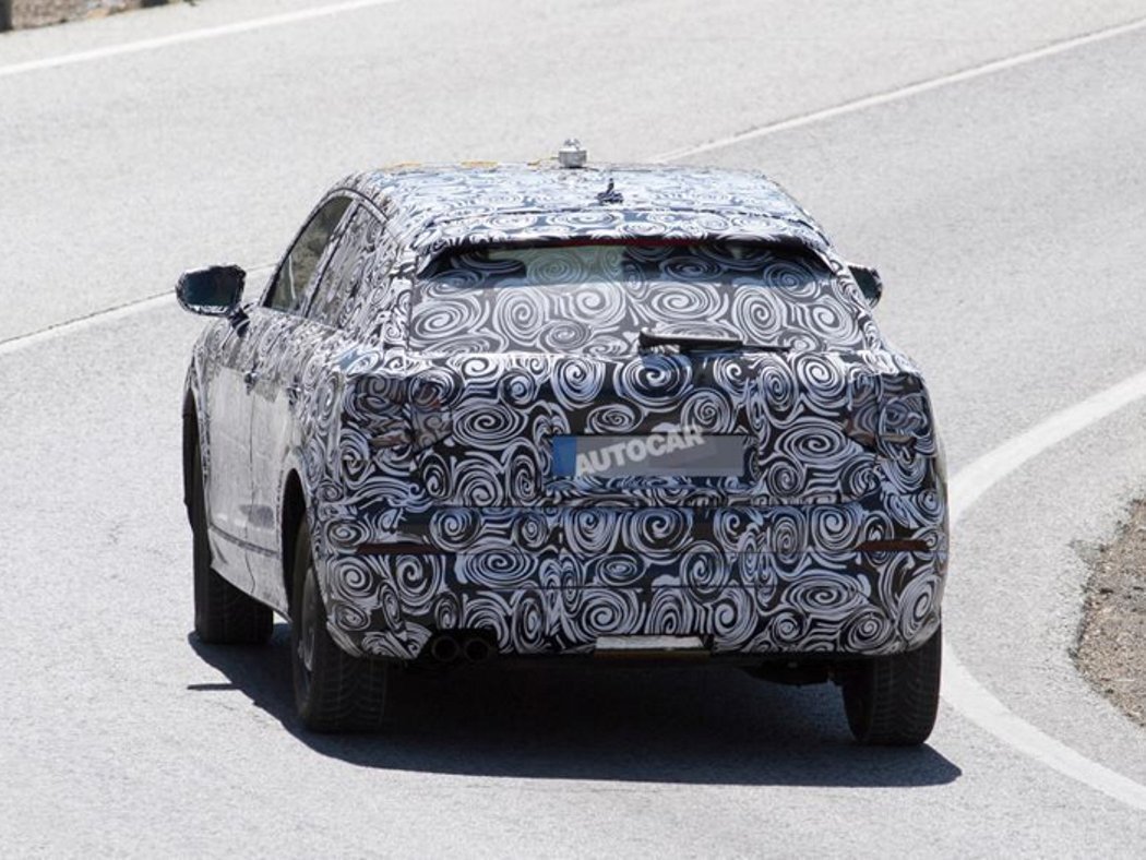 Компактный кроссовер Audi Q1 снова замечен на тестах Audi Q1 test 2.jpg