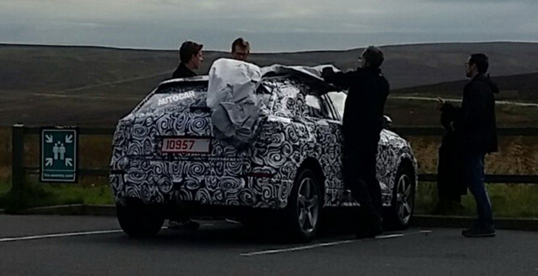 Компактный кроссовер Audi Q1 снова замечен на тестах Audi Q1 test 4.jpg