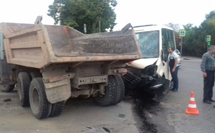 В ДТП с участием маршрутки и грузовика в Кисловодске пострадали семь человек.jpg